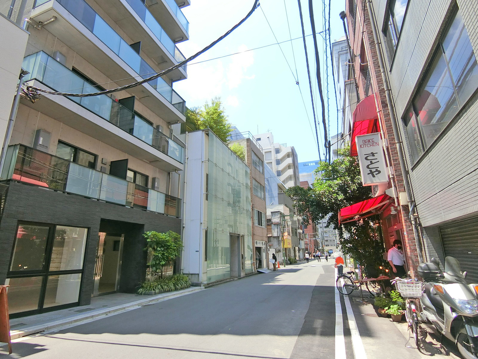 周辺はオフィスや店舗が多いエリア
