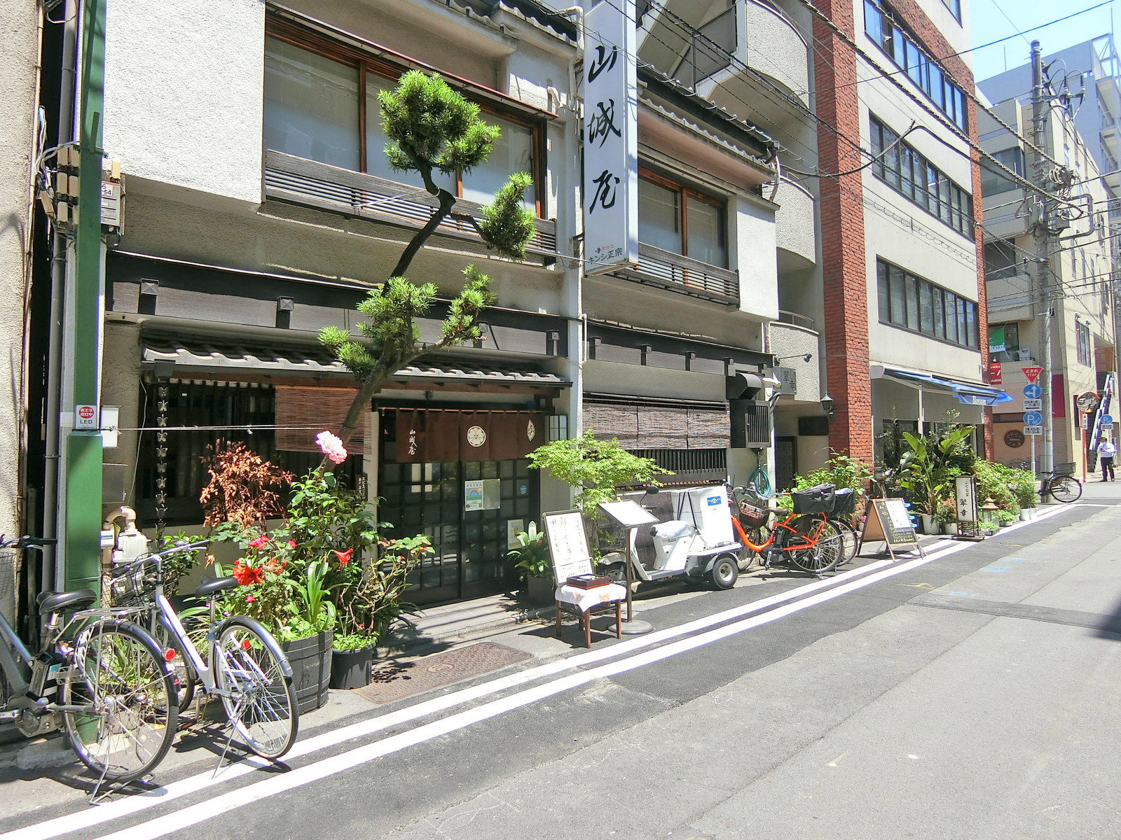 付近には飲食店が充実