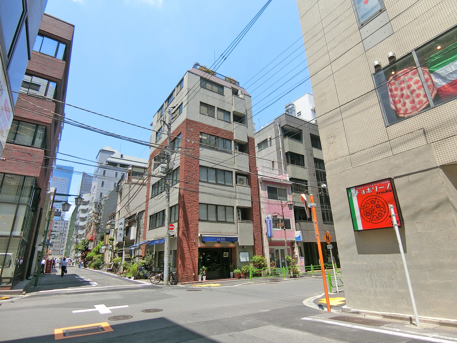 周辺はオフィスや店舗が多いエリア