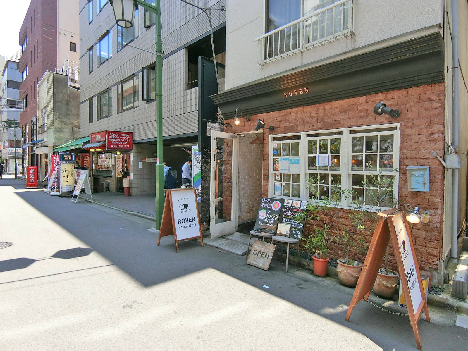 付近には飲食店が充実