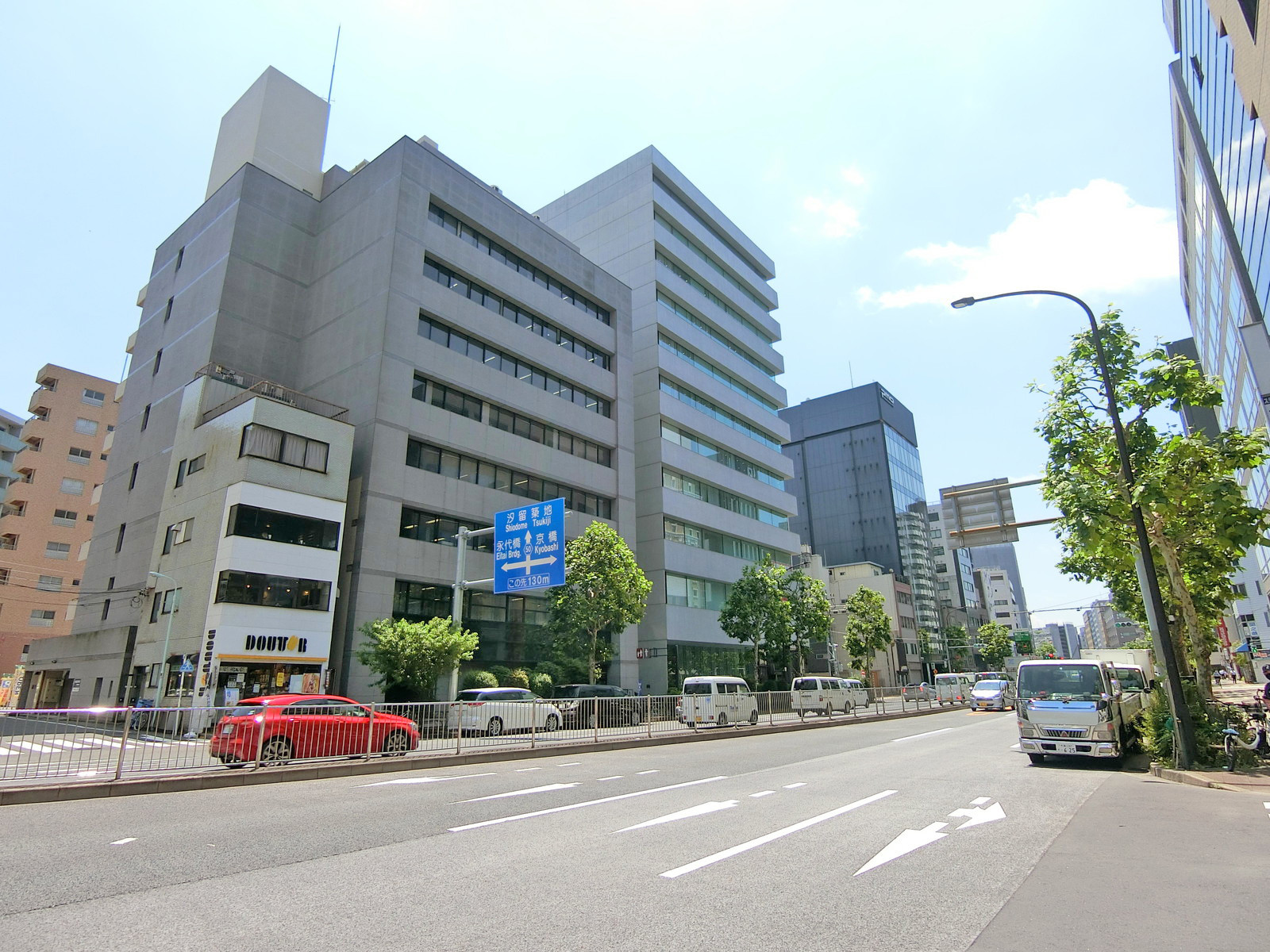 新大橋通り沿いに立地