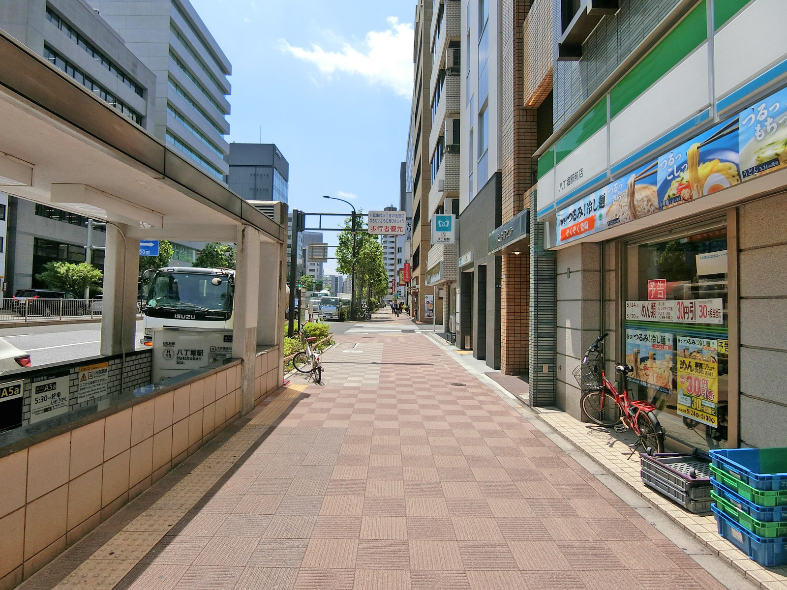 西勘ビル前面の通り