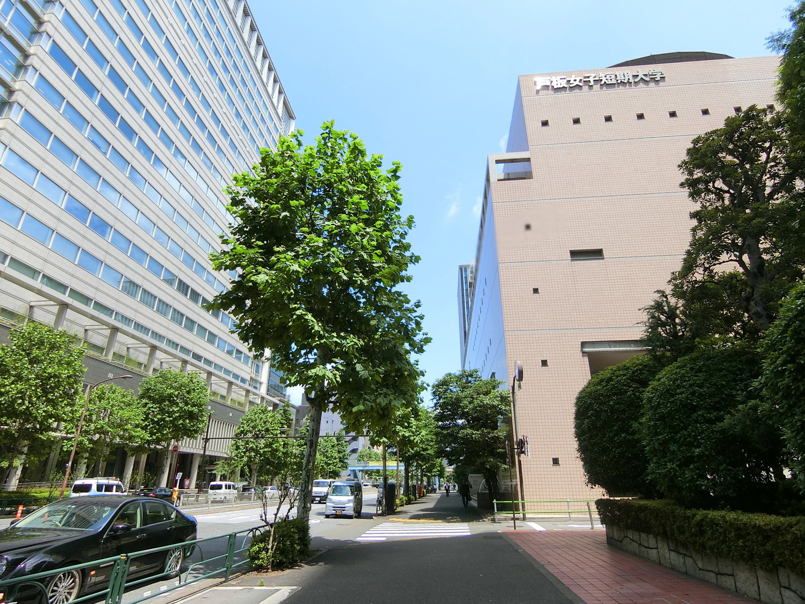 周辺はオフィスや大学が立ち並ぶエリア