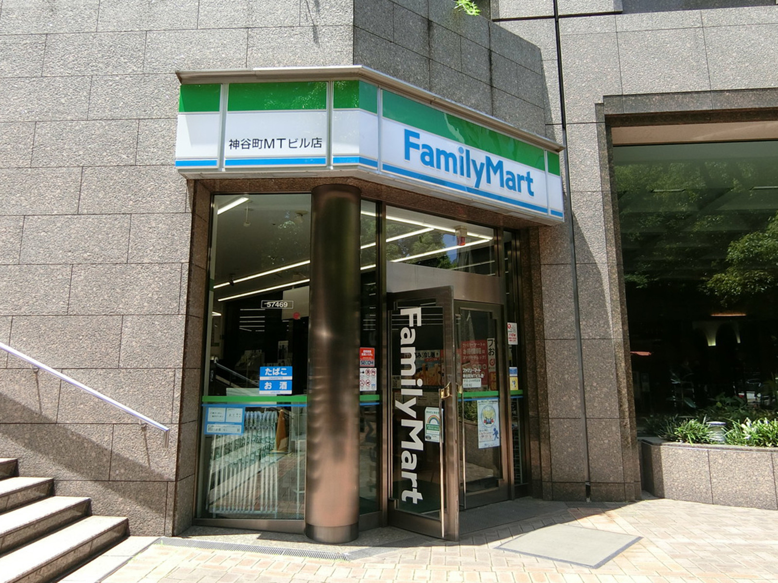 徒歩3分のファミリーマート