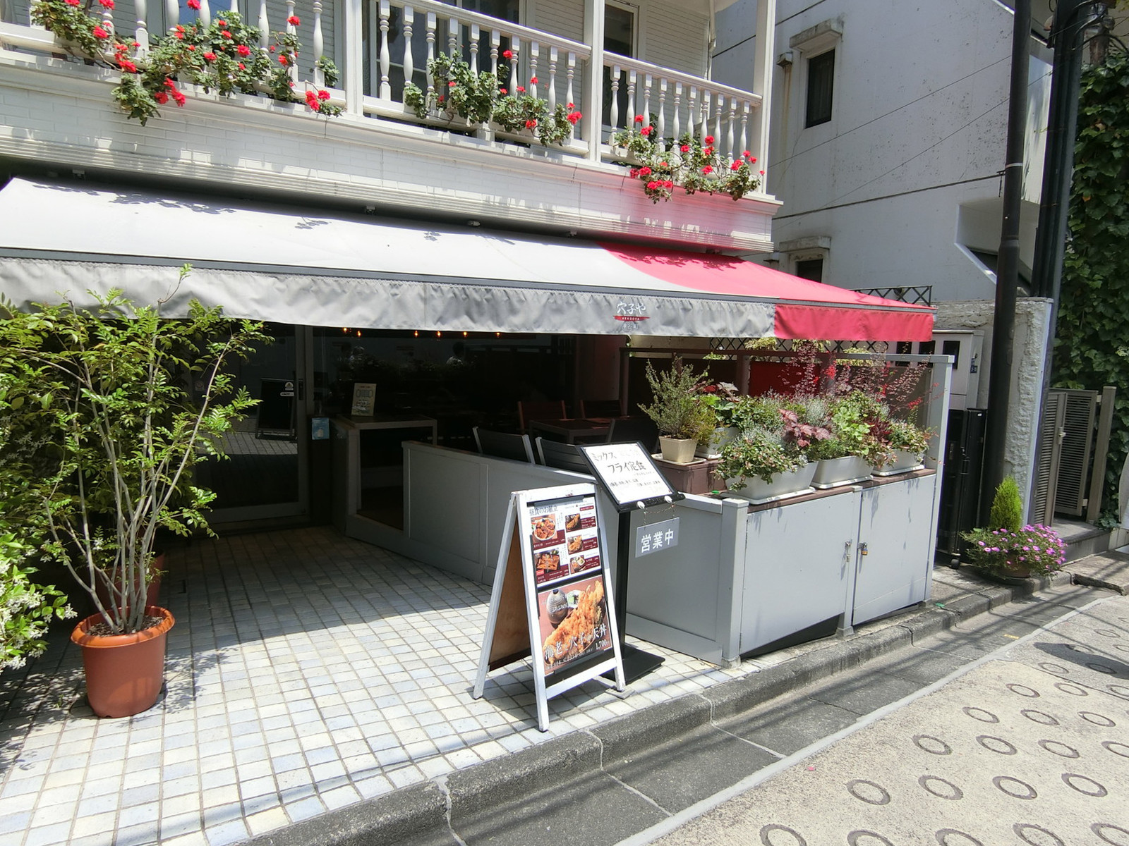徒歩圏内には飲食店もあり