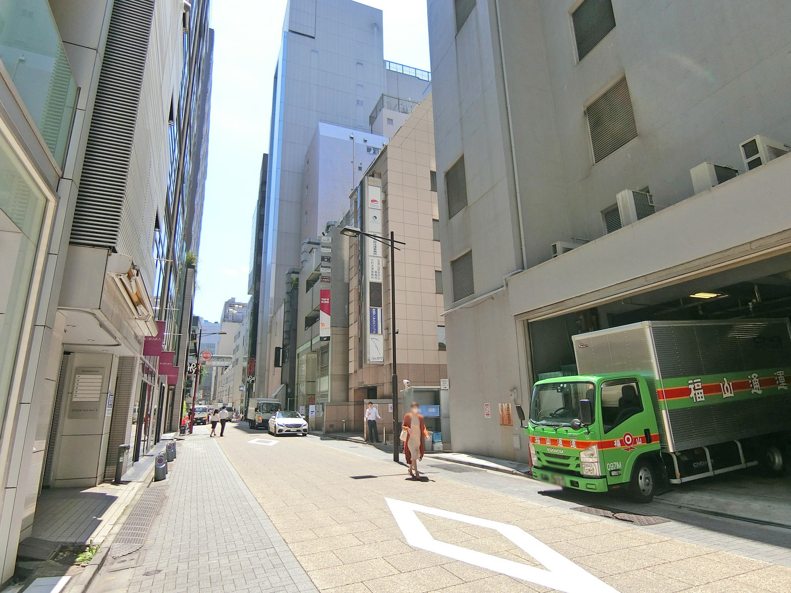 周辺はオフィスや店舗が多いエリア