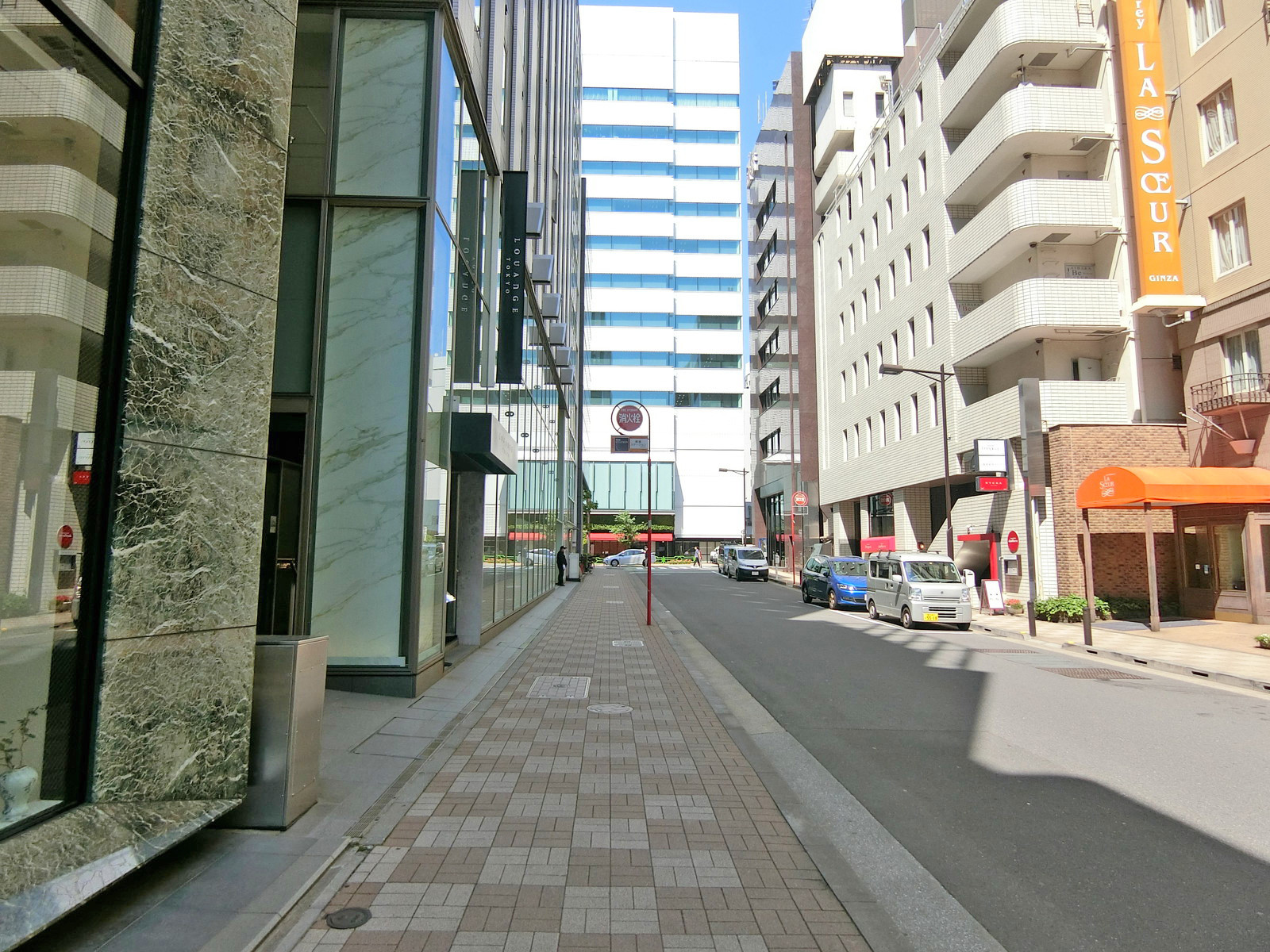 松岡第二銀緑館前面の通り