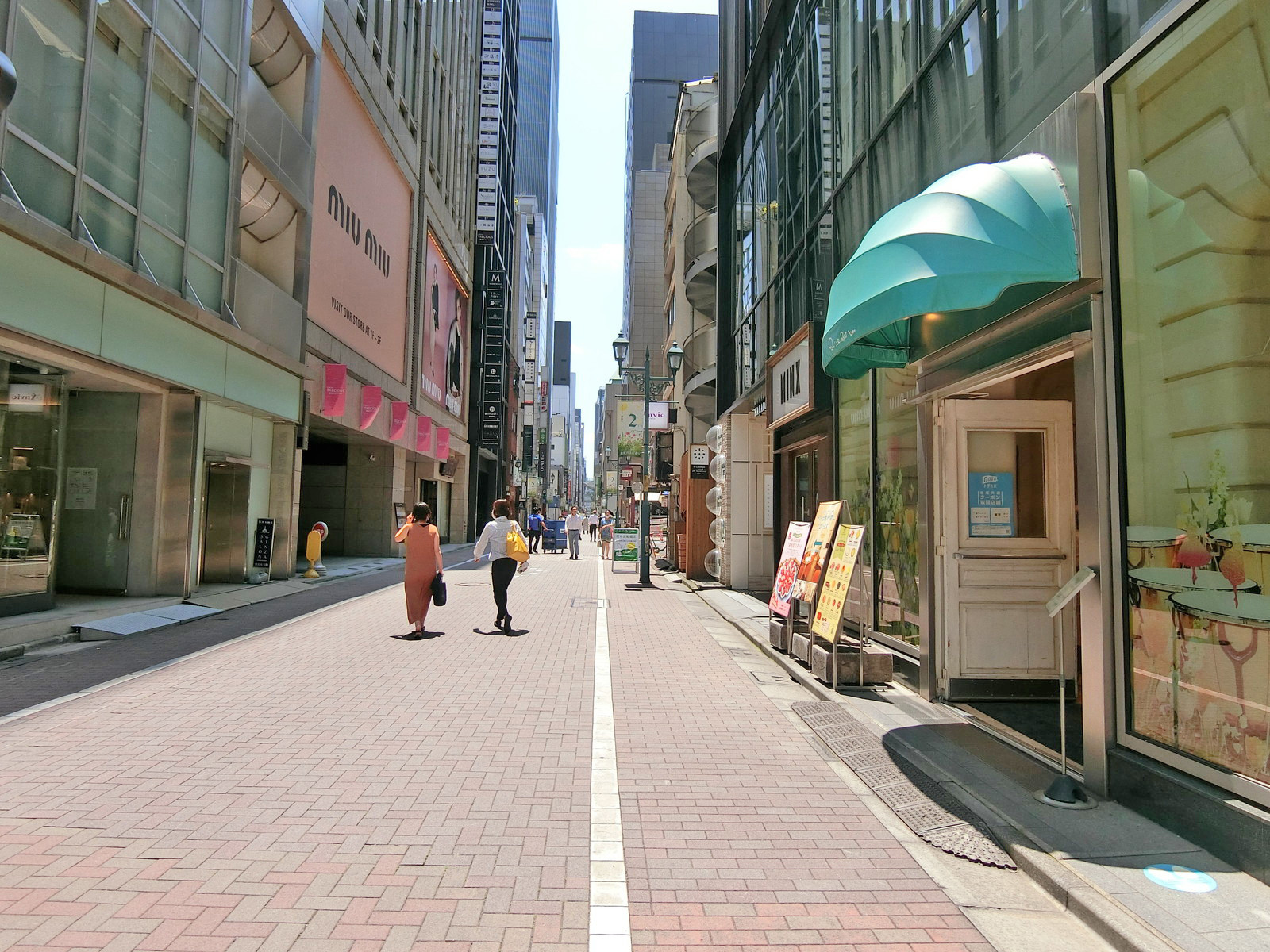 ファサード銀座前面の通り