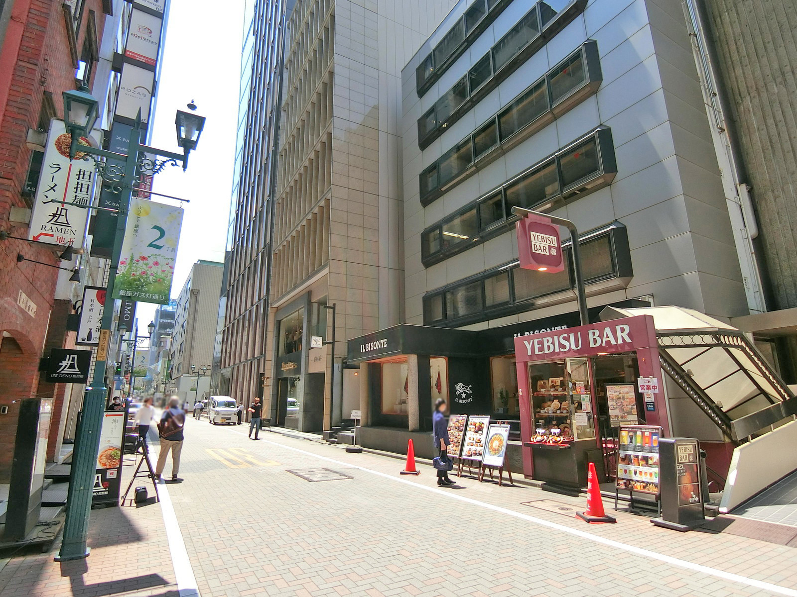 周辺はオフィスや店舗が多いエリア