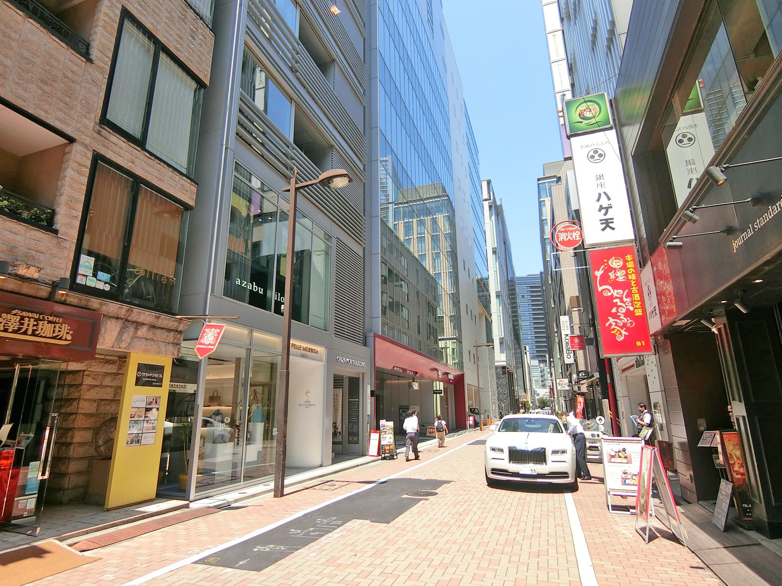 周辺はオフィスや店舗が多いエリア
