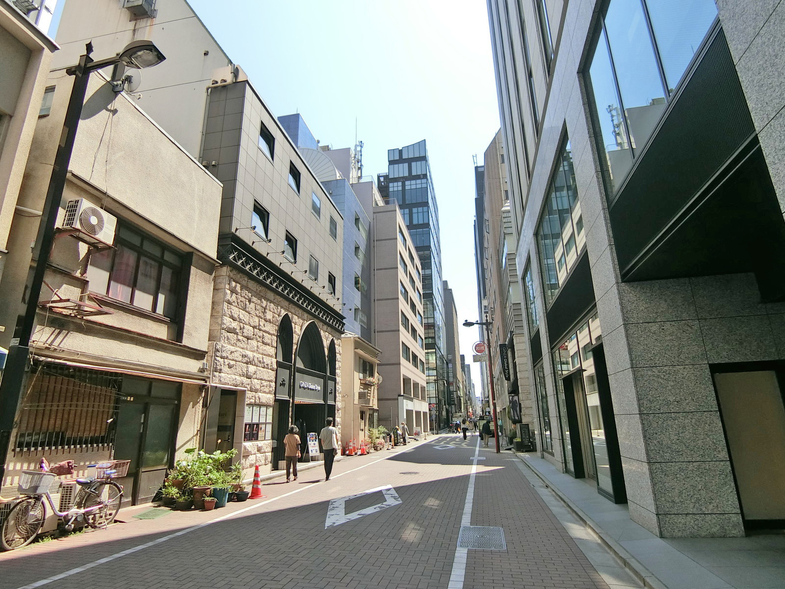 周辺はオフィスや店舗が多いエリア