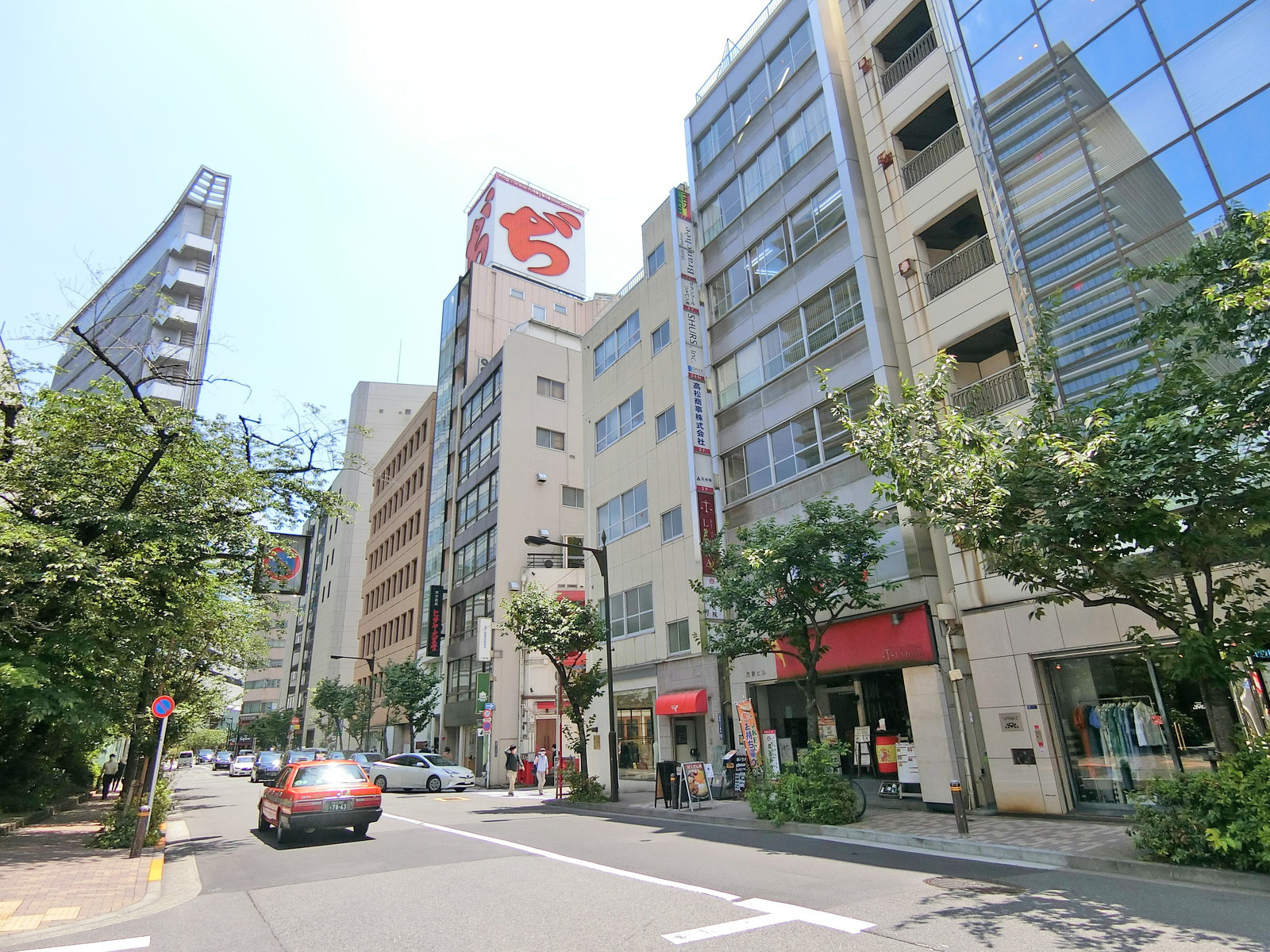 周辺はオフィスや店舗が多いエリア