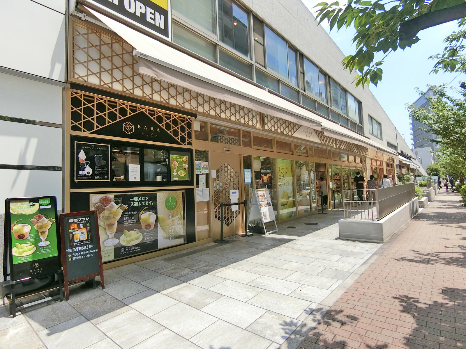 付近には飲食店が充実