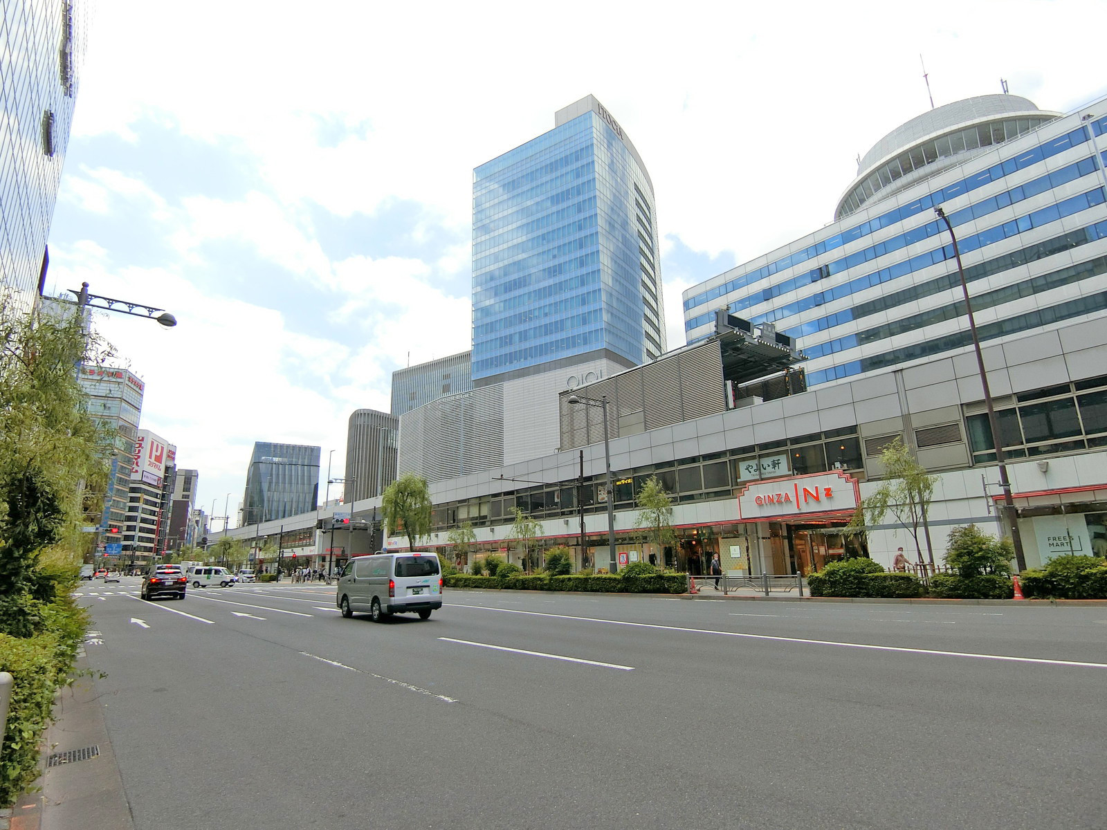 外堀通り沿いに立地