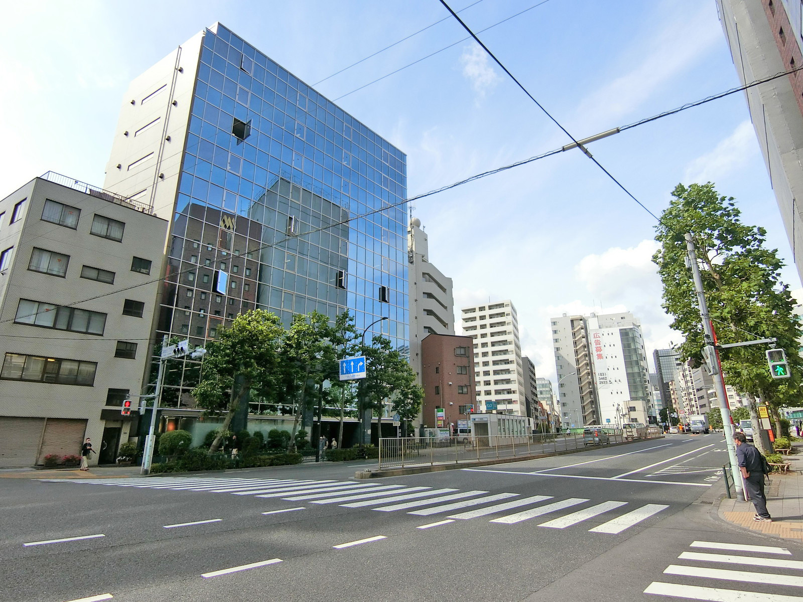 周辺はオフィスや店舗が多いエリア