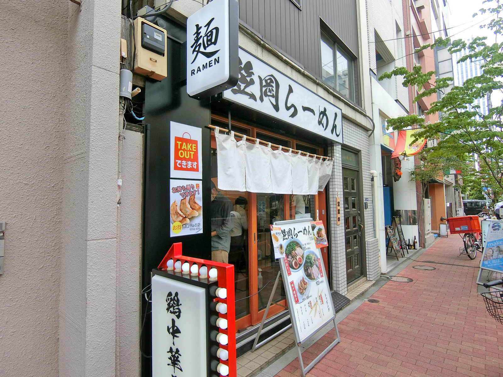 付近には飲食店が充実