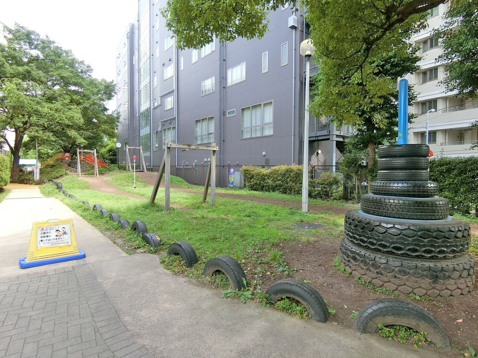 向かいの築地川公園