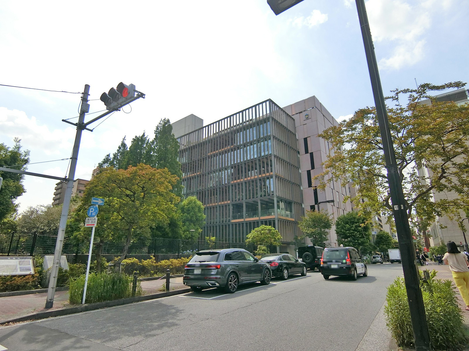 周辺はオフィスや店舗が多いエリア