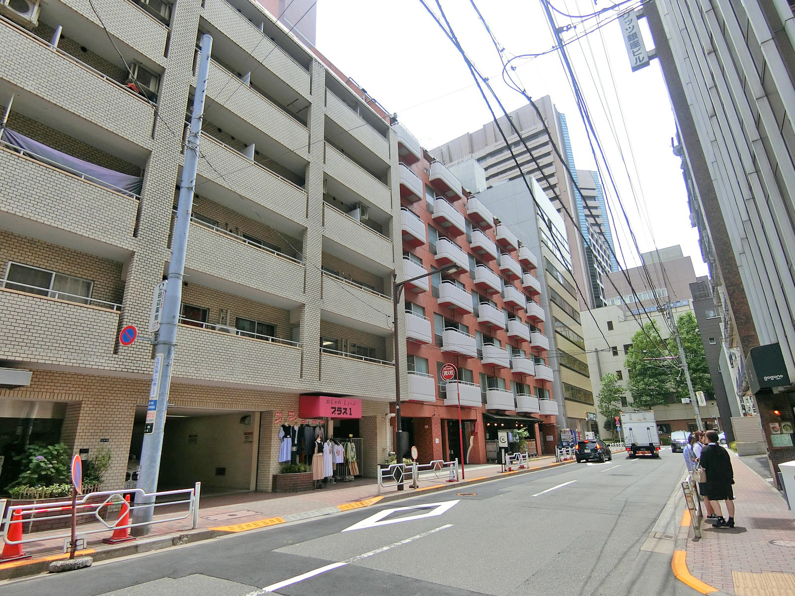周辺はオフィスや店舗が多いエリア