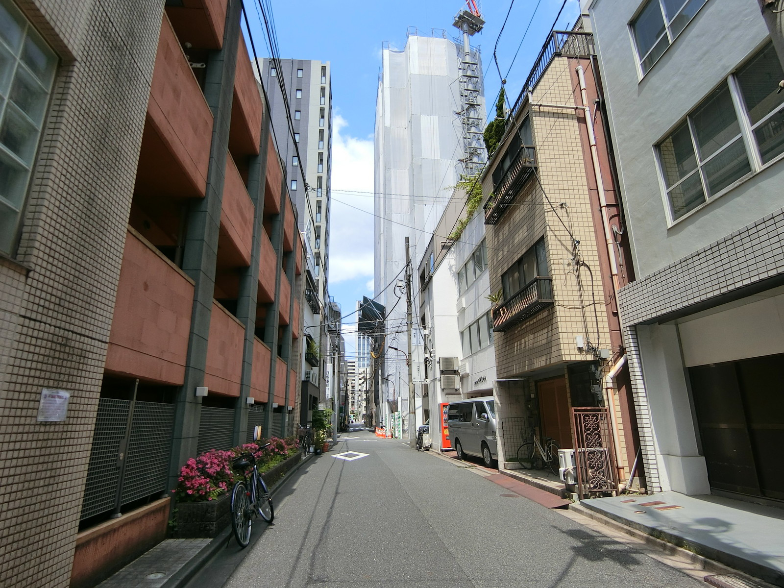花岡ビル前面の通り