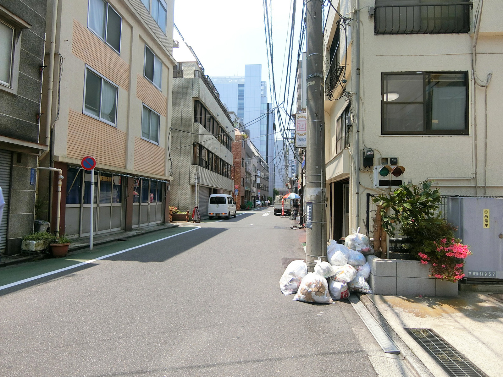 エーワンビル前面の通り