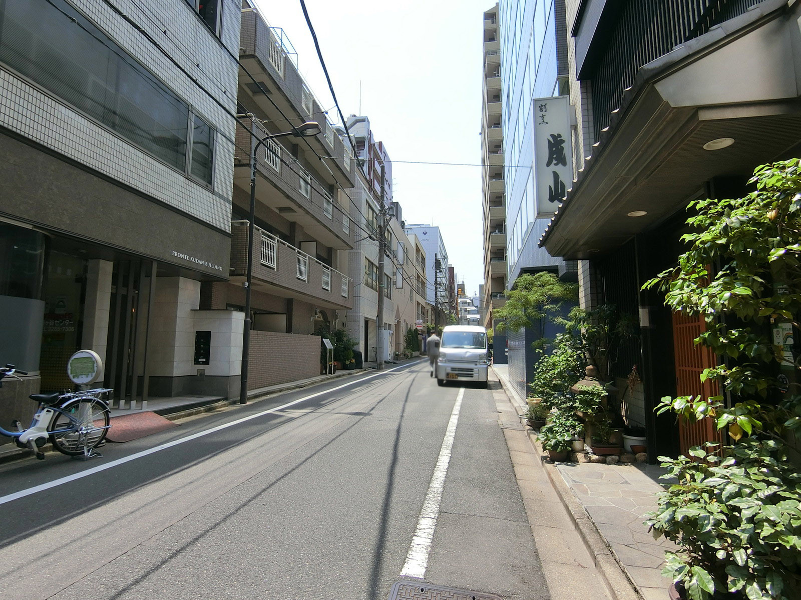 九段サザンビル前面の通り