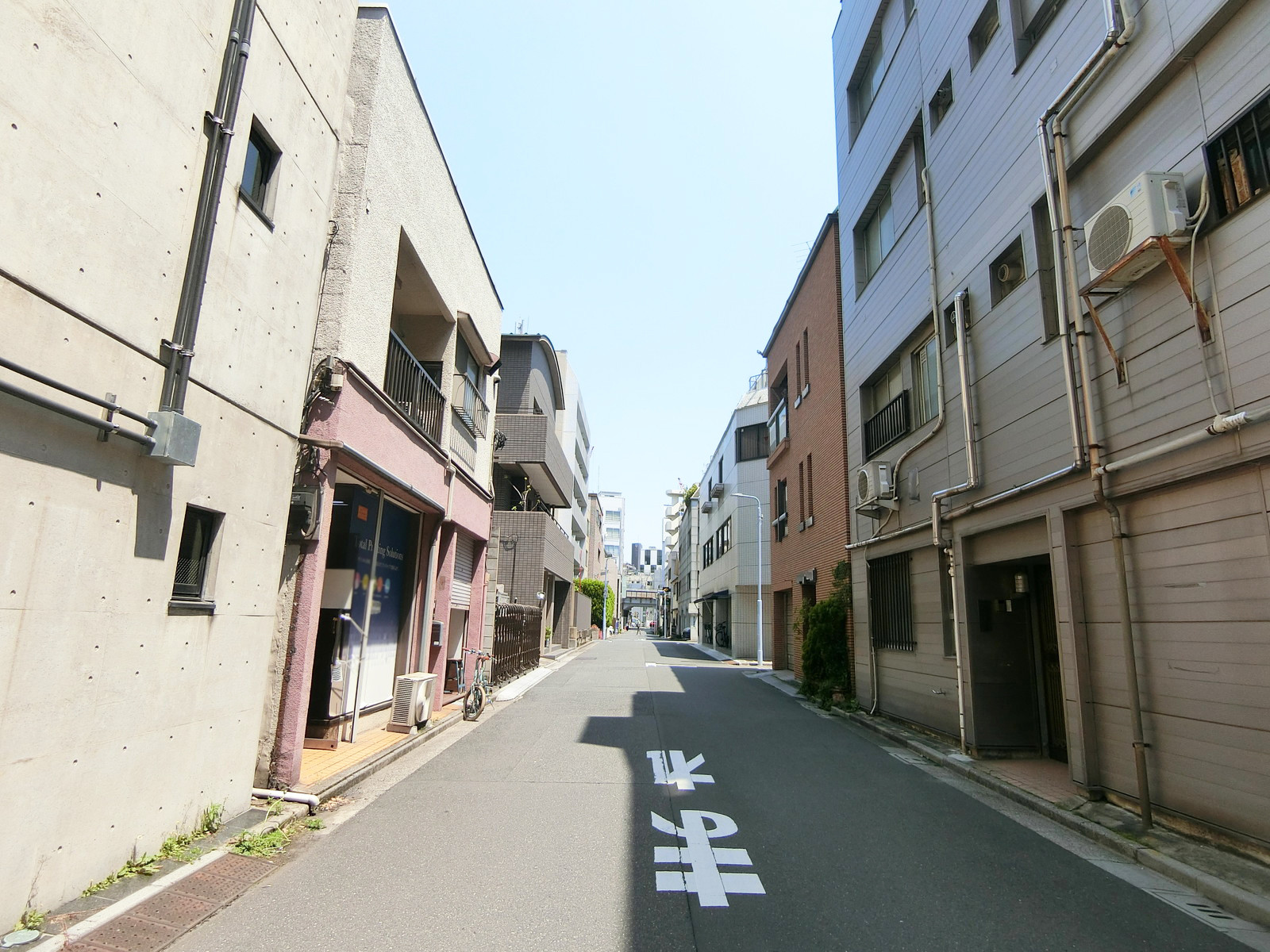 周辺はオフィス街