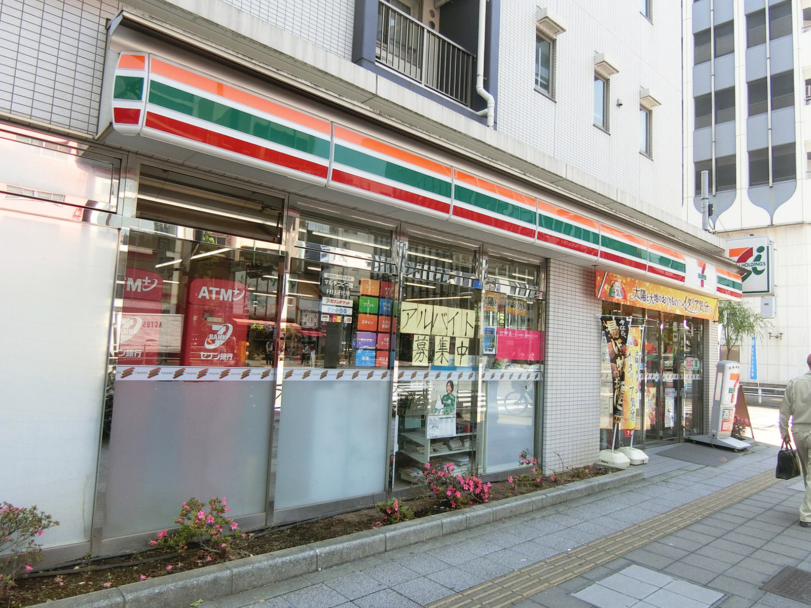 徒歩1分のセブン-イレブン