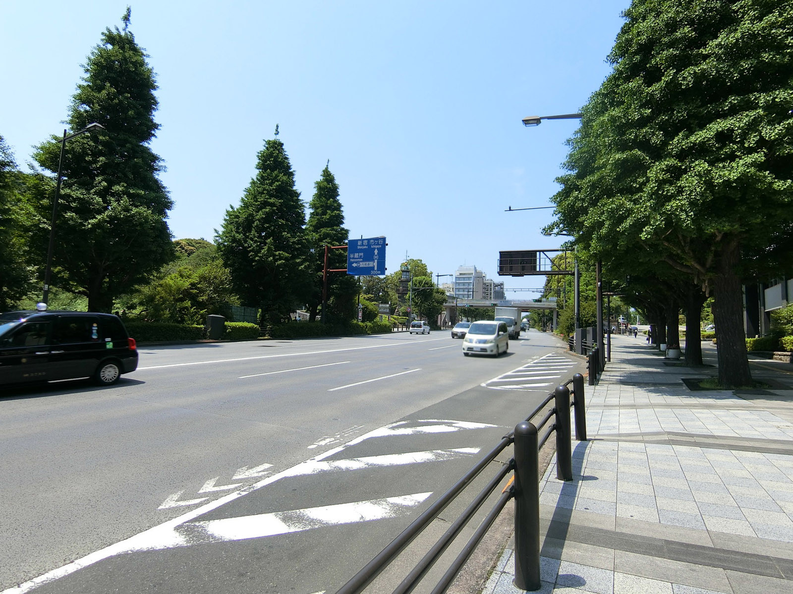 至近の靖国通り