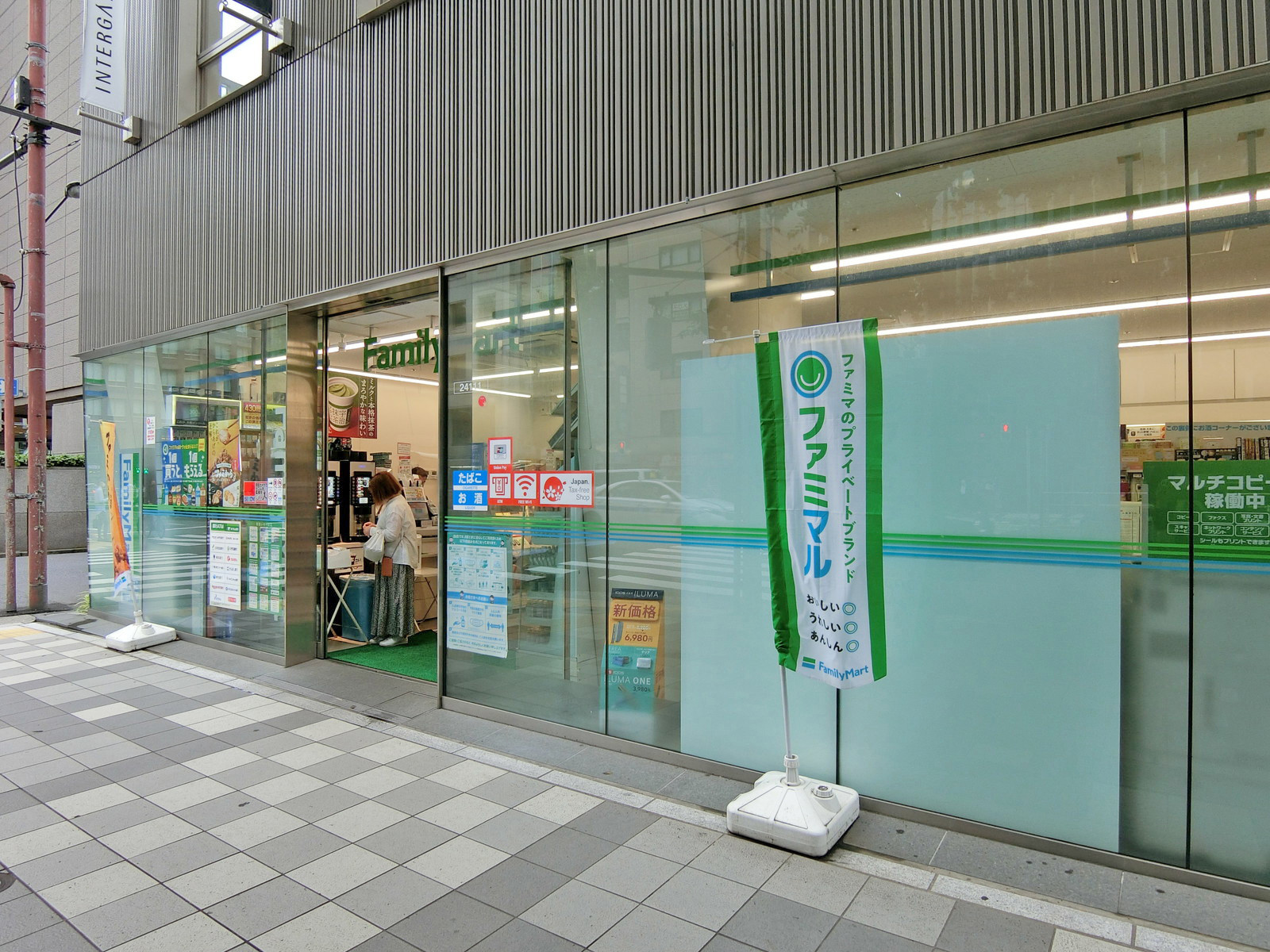 徒歩3分のファミリーマートホテルインターゲート東京京橋店