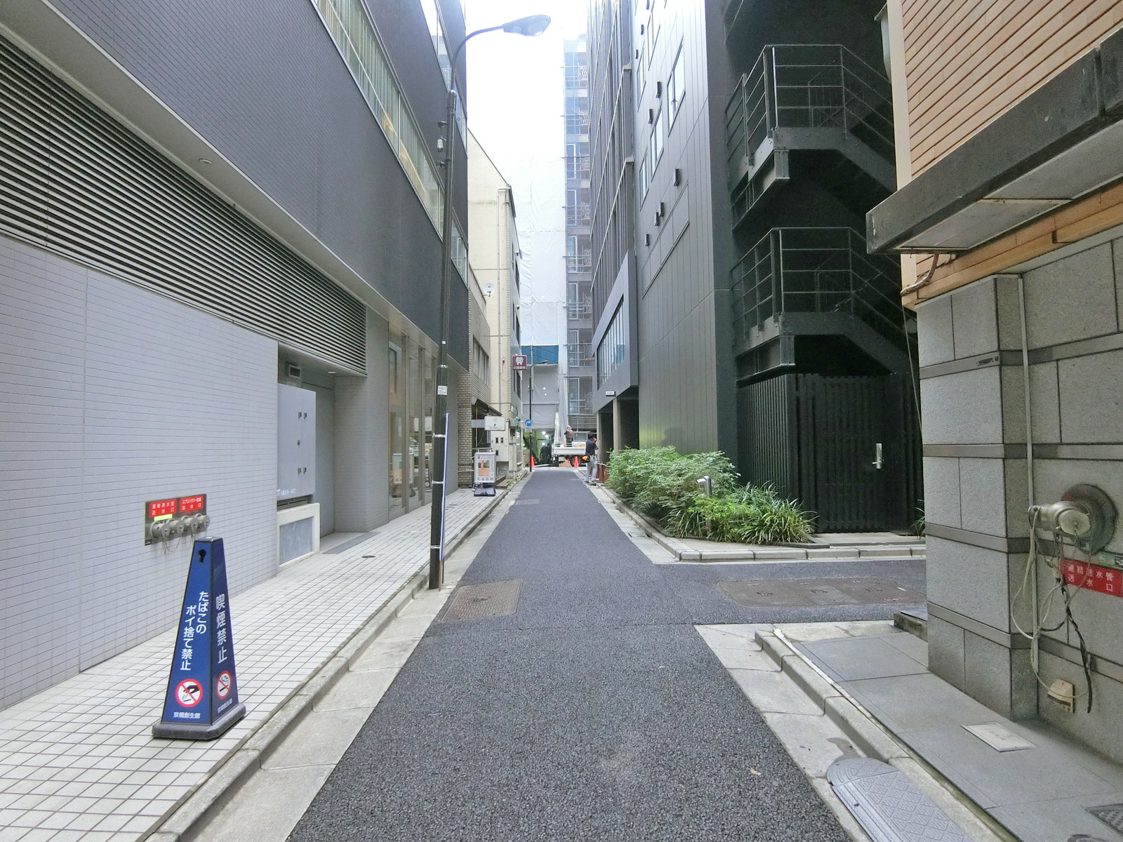 京橋SKビル前面の通り