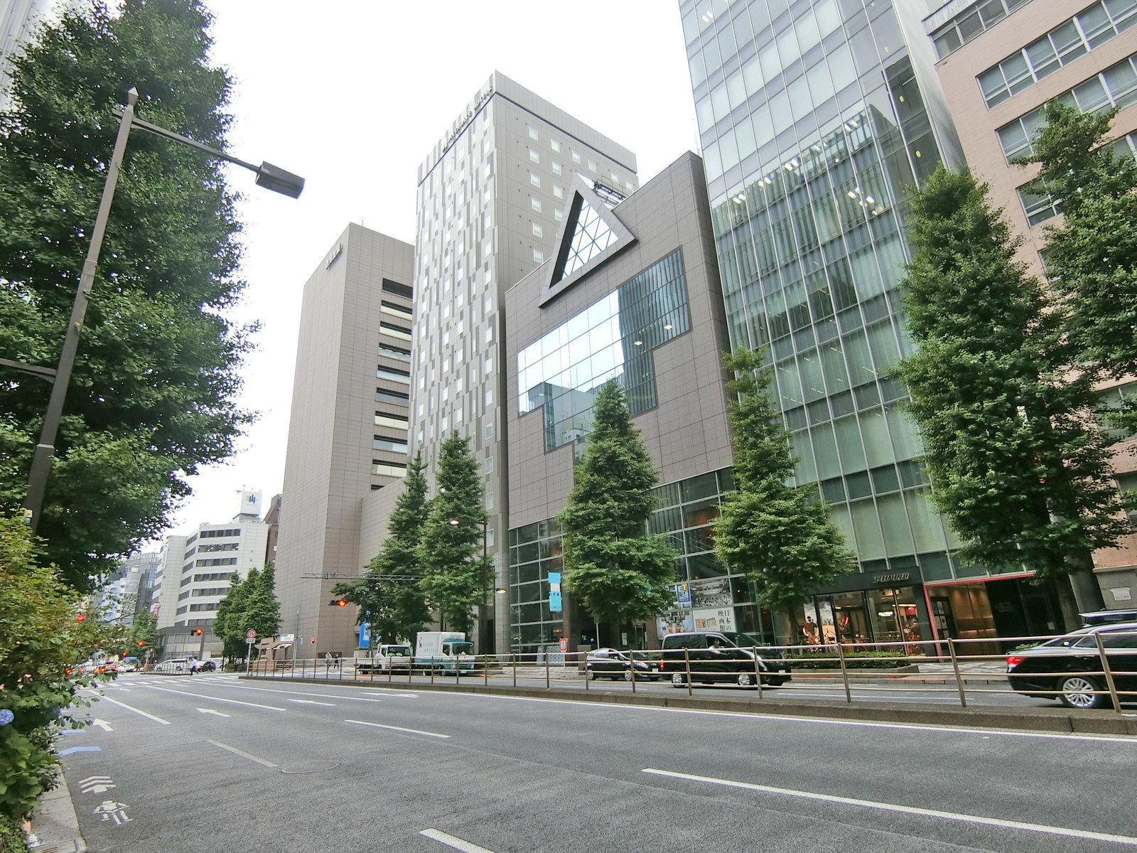 鍛冶橋通り沿いに立地