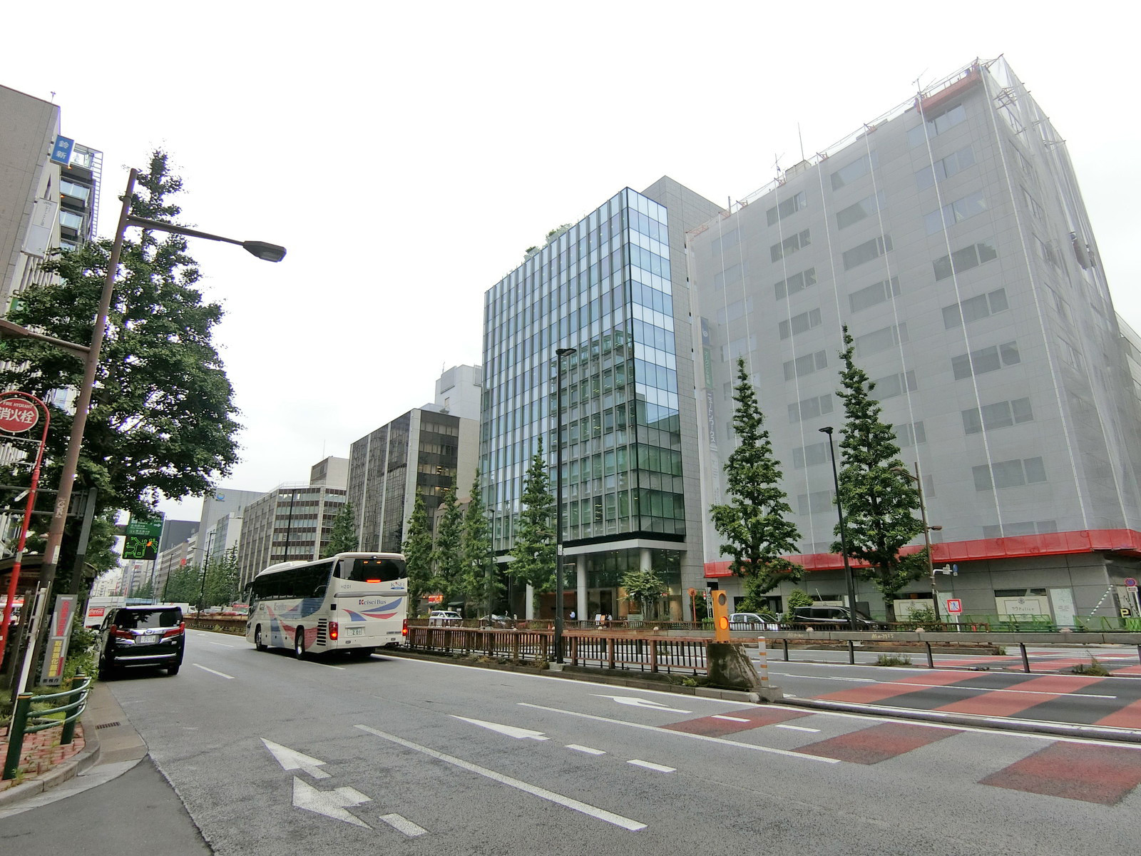 昭和通り沿いに立地