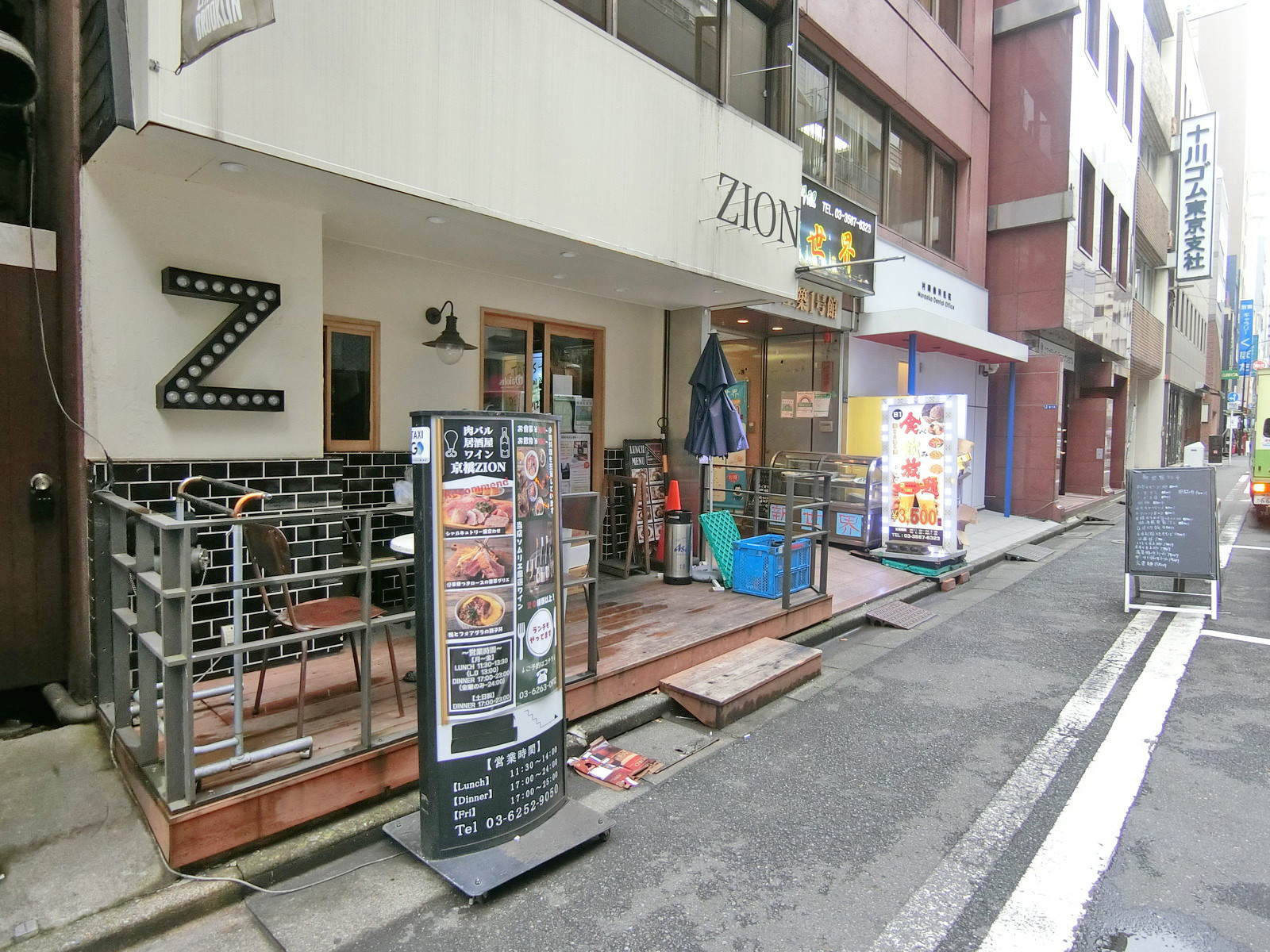 付近には飲食店が充実