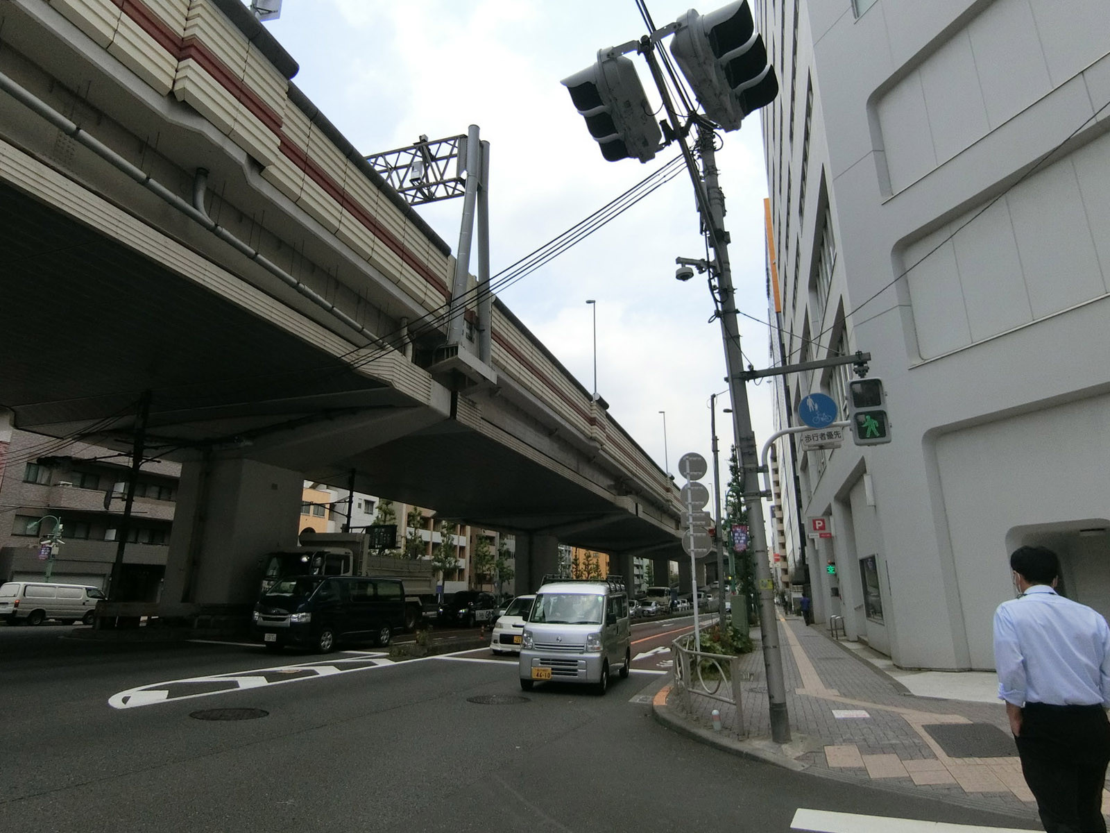 マルエスファーストビル前面の甲州街道