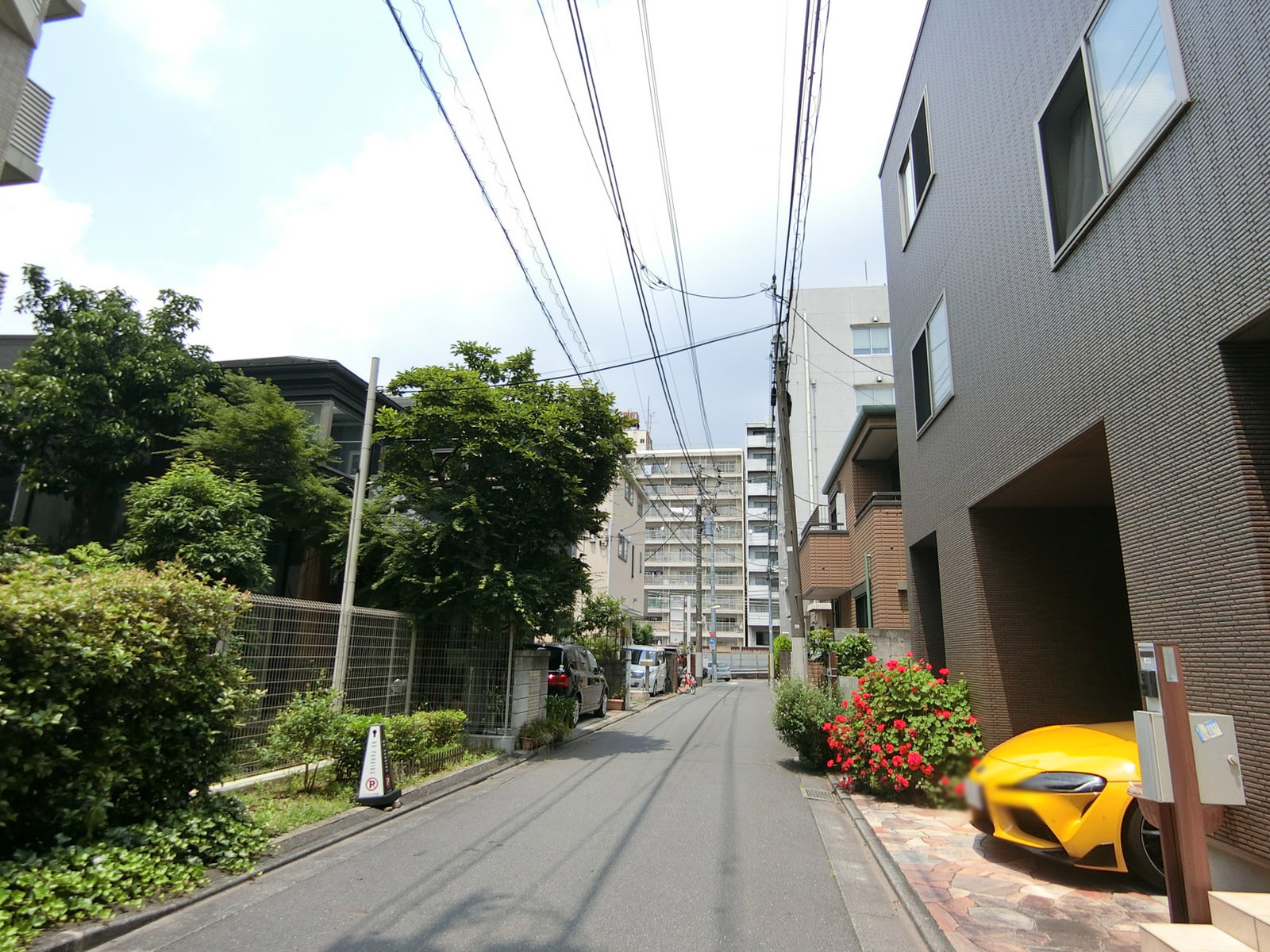 幡ヶ谷オフィスハウス前面の通り