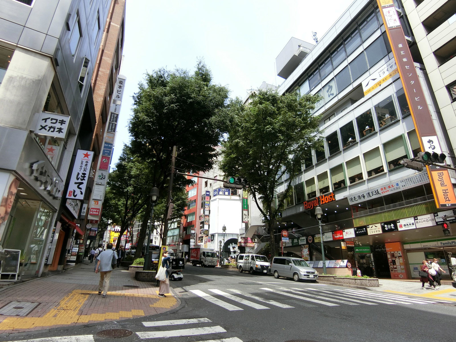 光真ビル前面の道玄坂