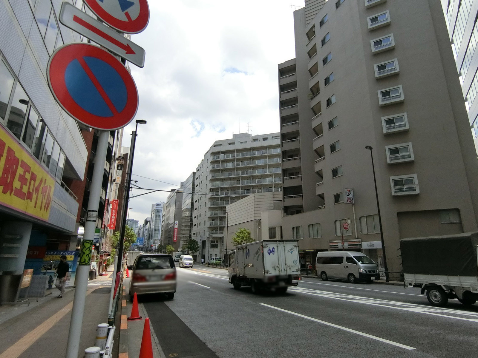第1スカイビル前面の通り