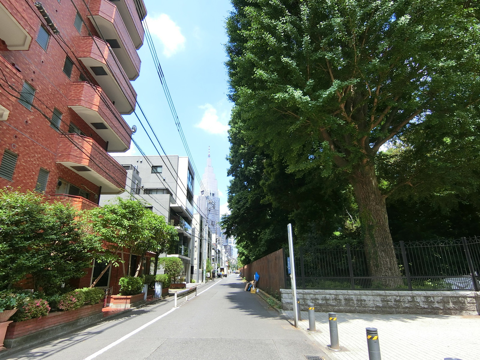 第20スカイビル前面の通り