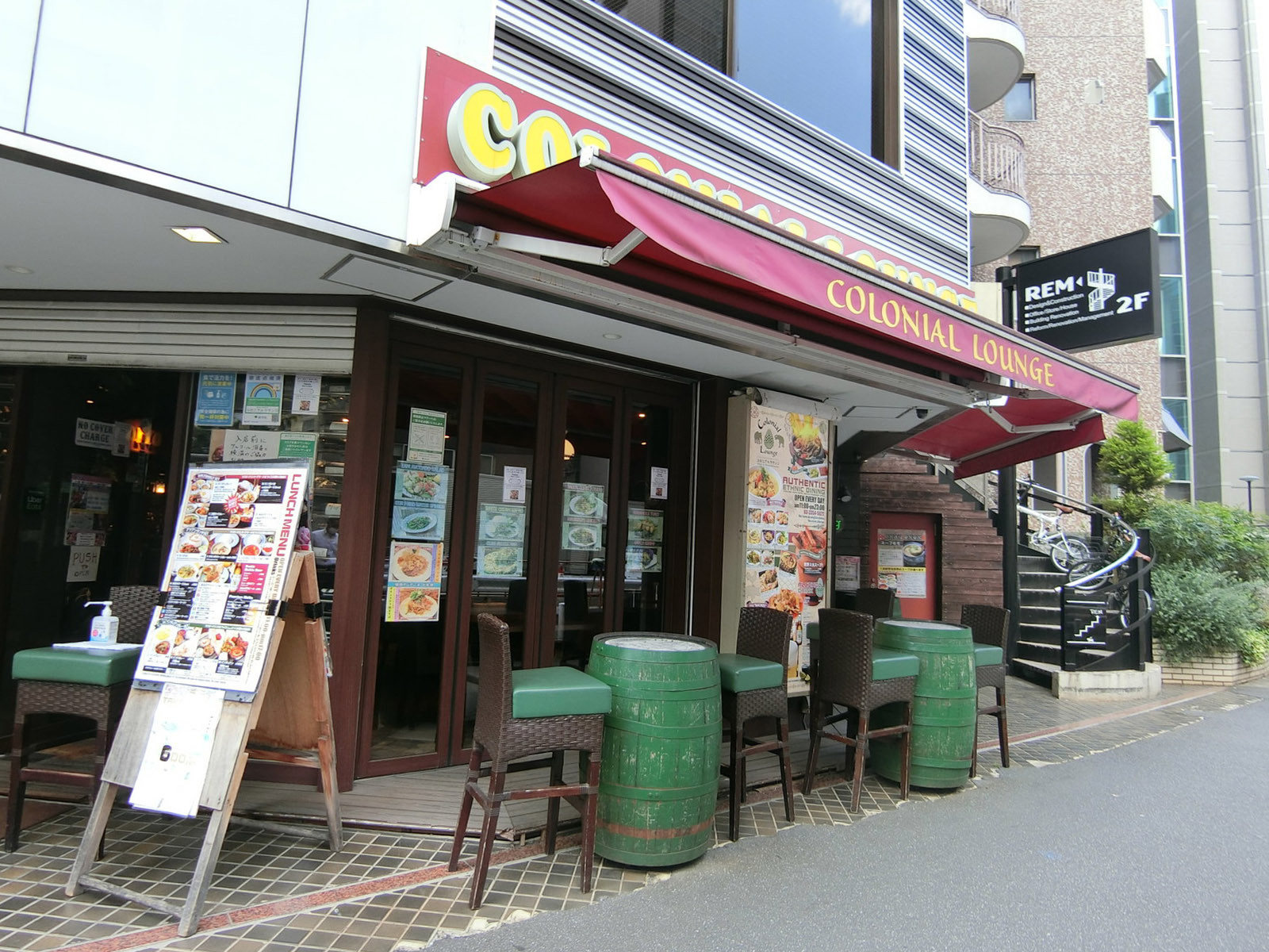付近には飲食店があり