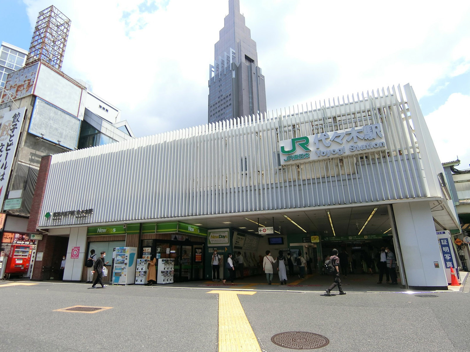 最寄りの「代々木駅」
