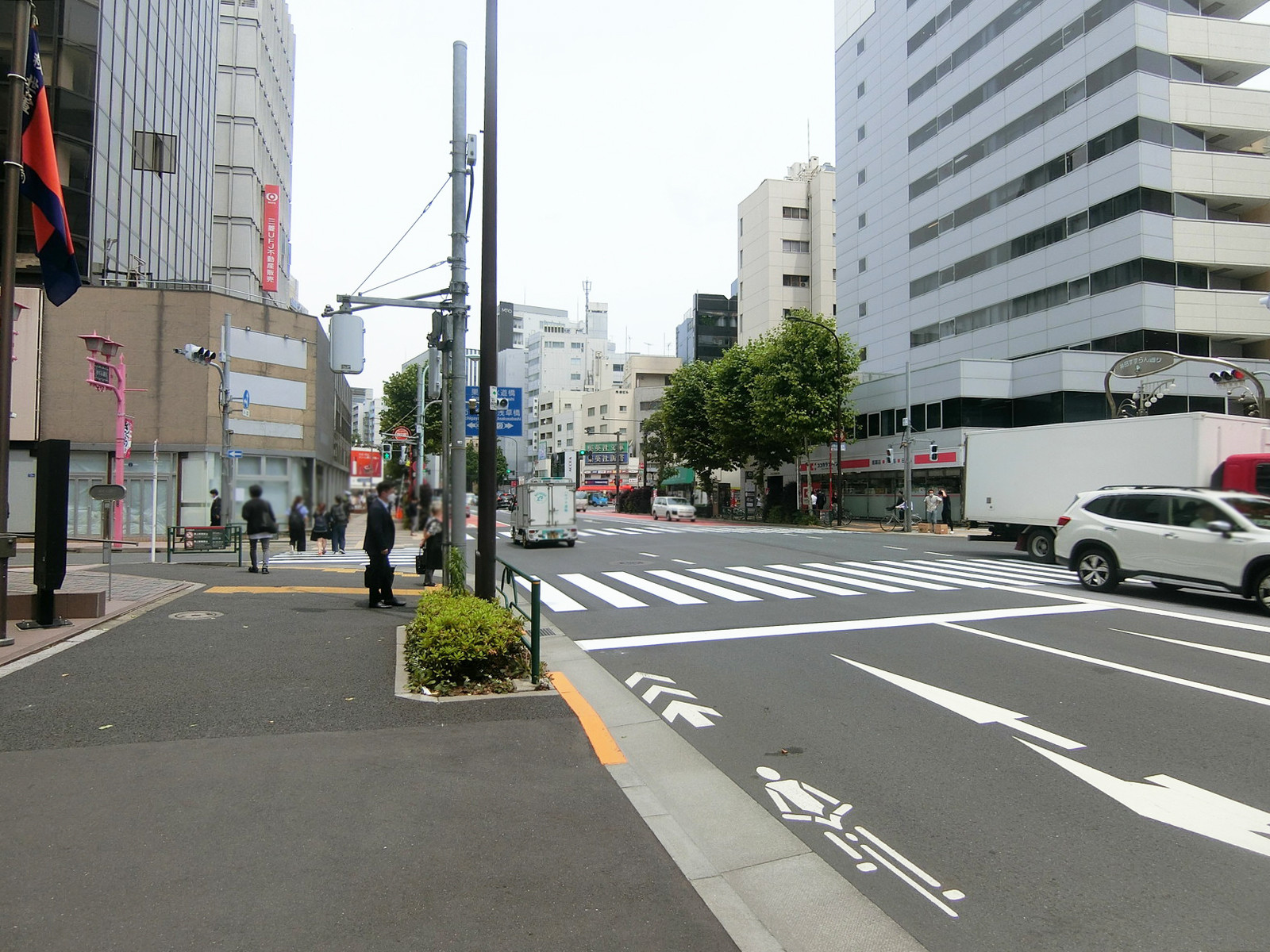 神田神保町ビル前面の白山通り
