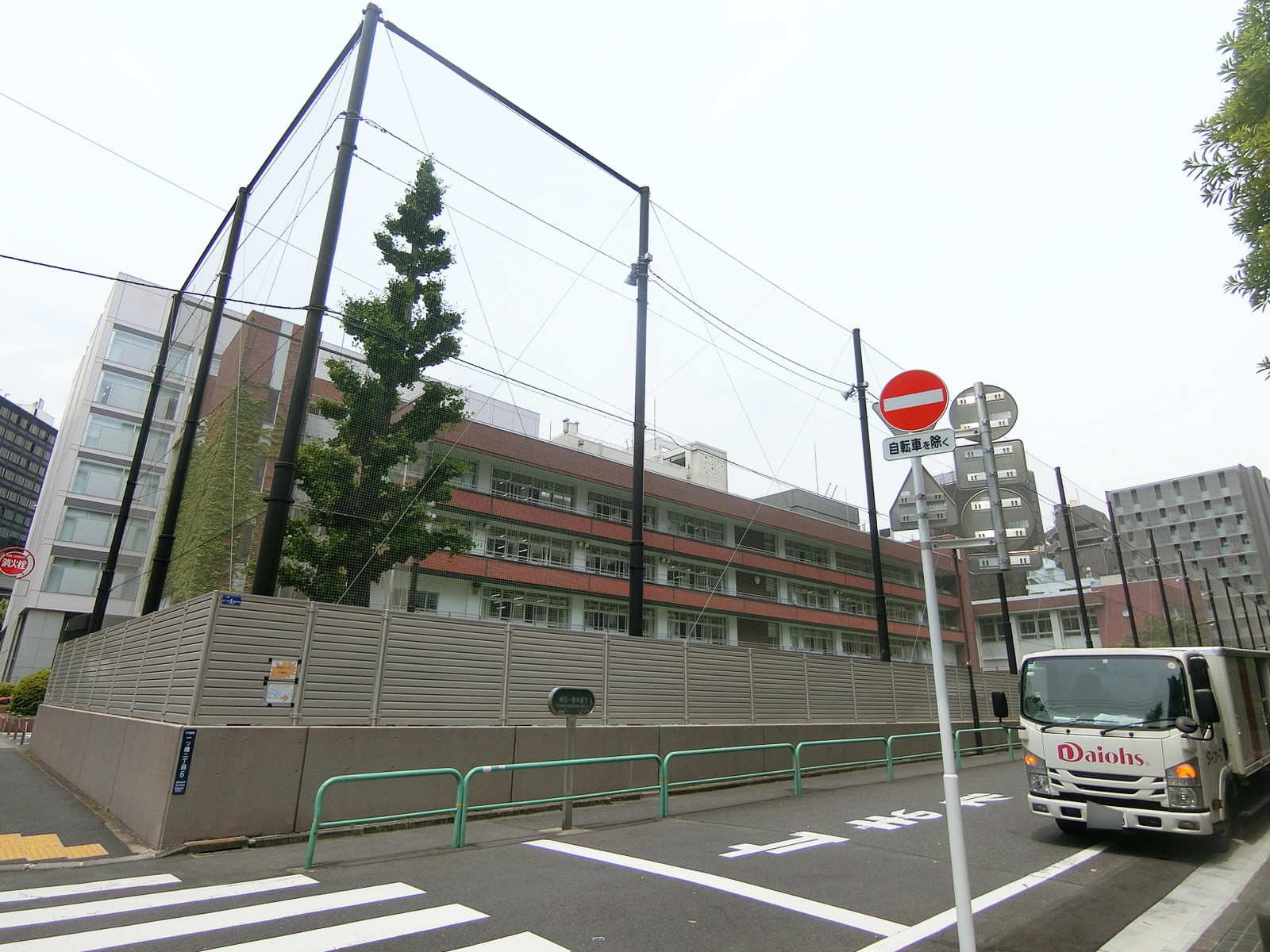 周辺には教育機関あり