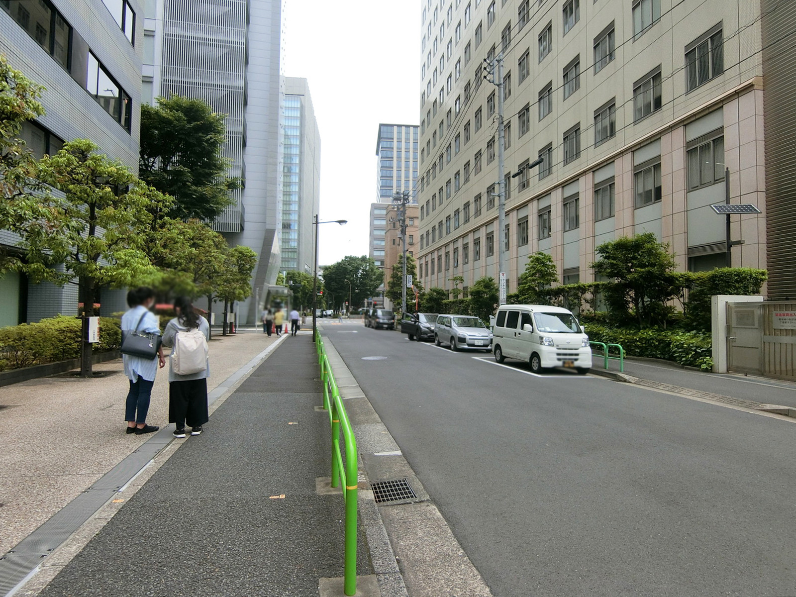 光文恒産ビル前面の通り