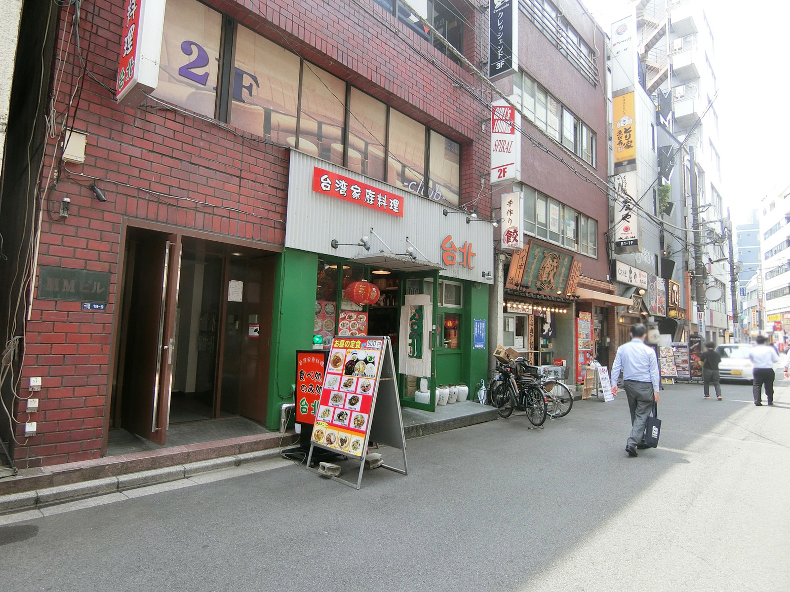 周辺は飲食店が充実したエリア