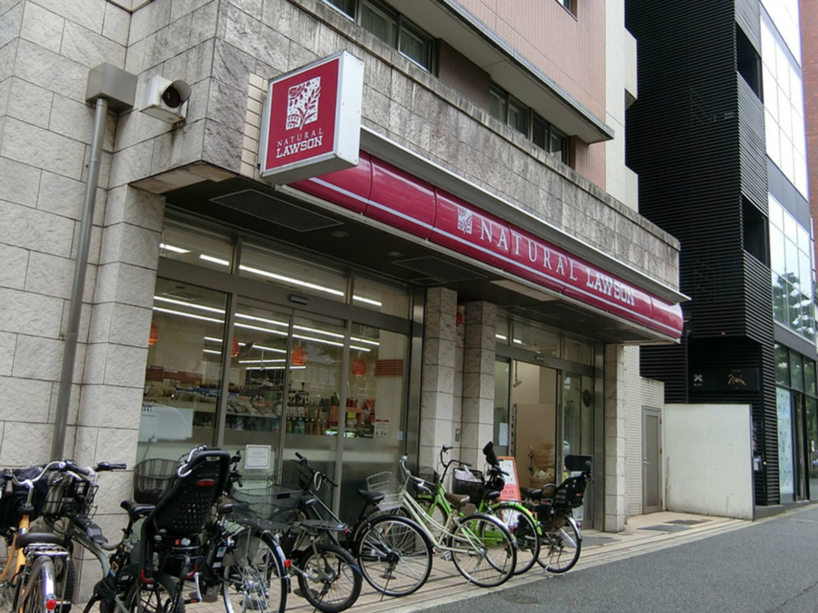 徒歩1分のナチュラルローソン