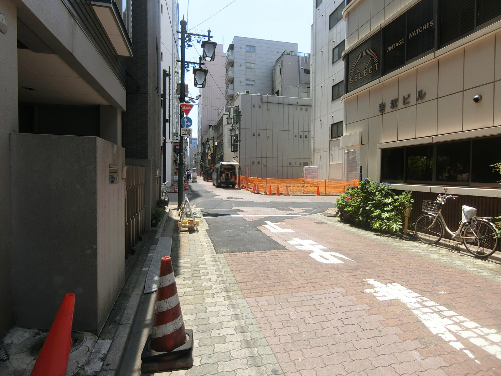 渡辺商店ビル前面の通り