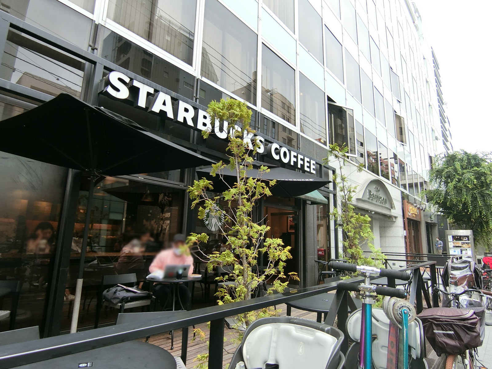 並びのスターバックスコーヒー
