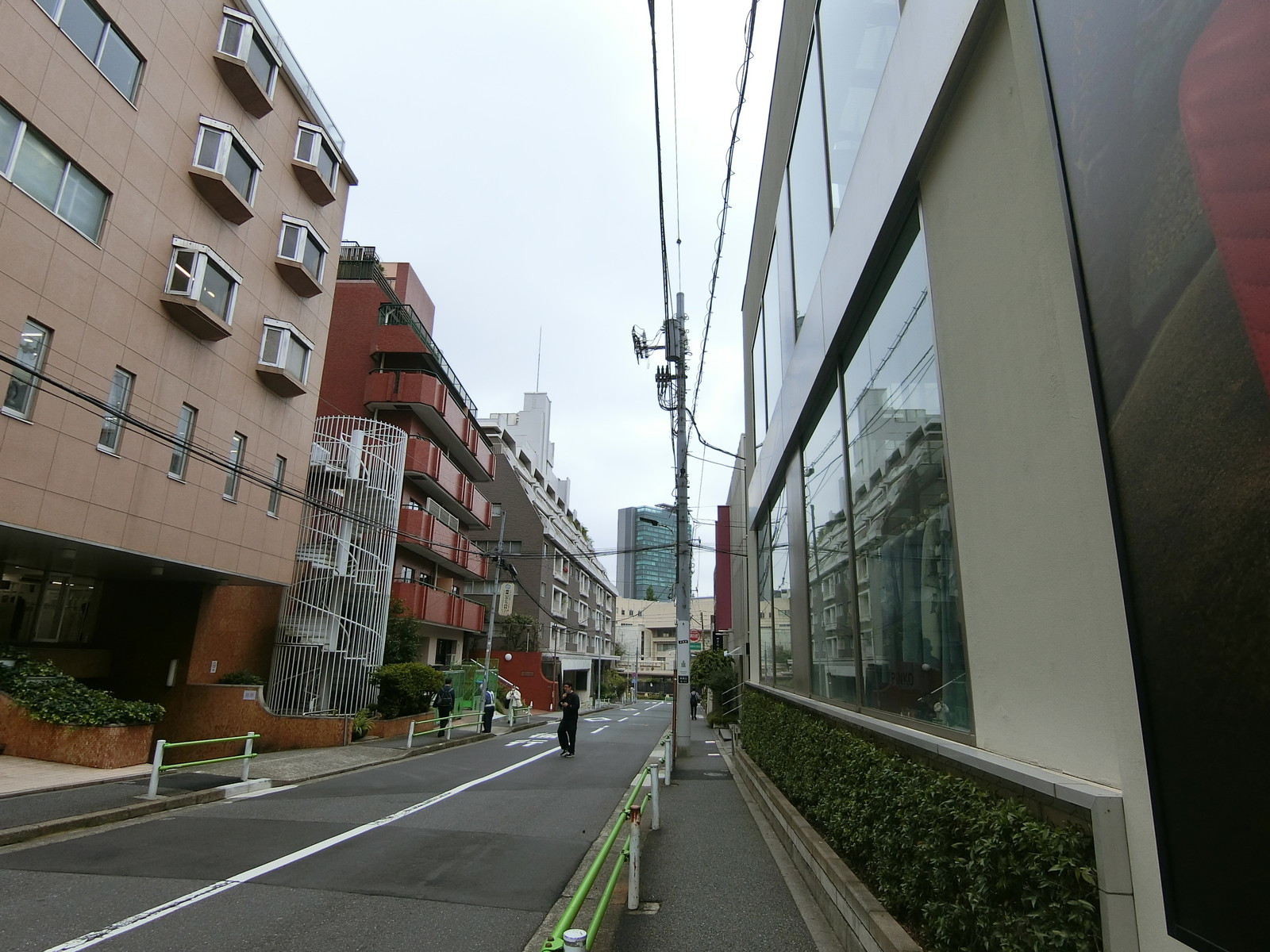メゾン南青山前面の通り