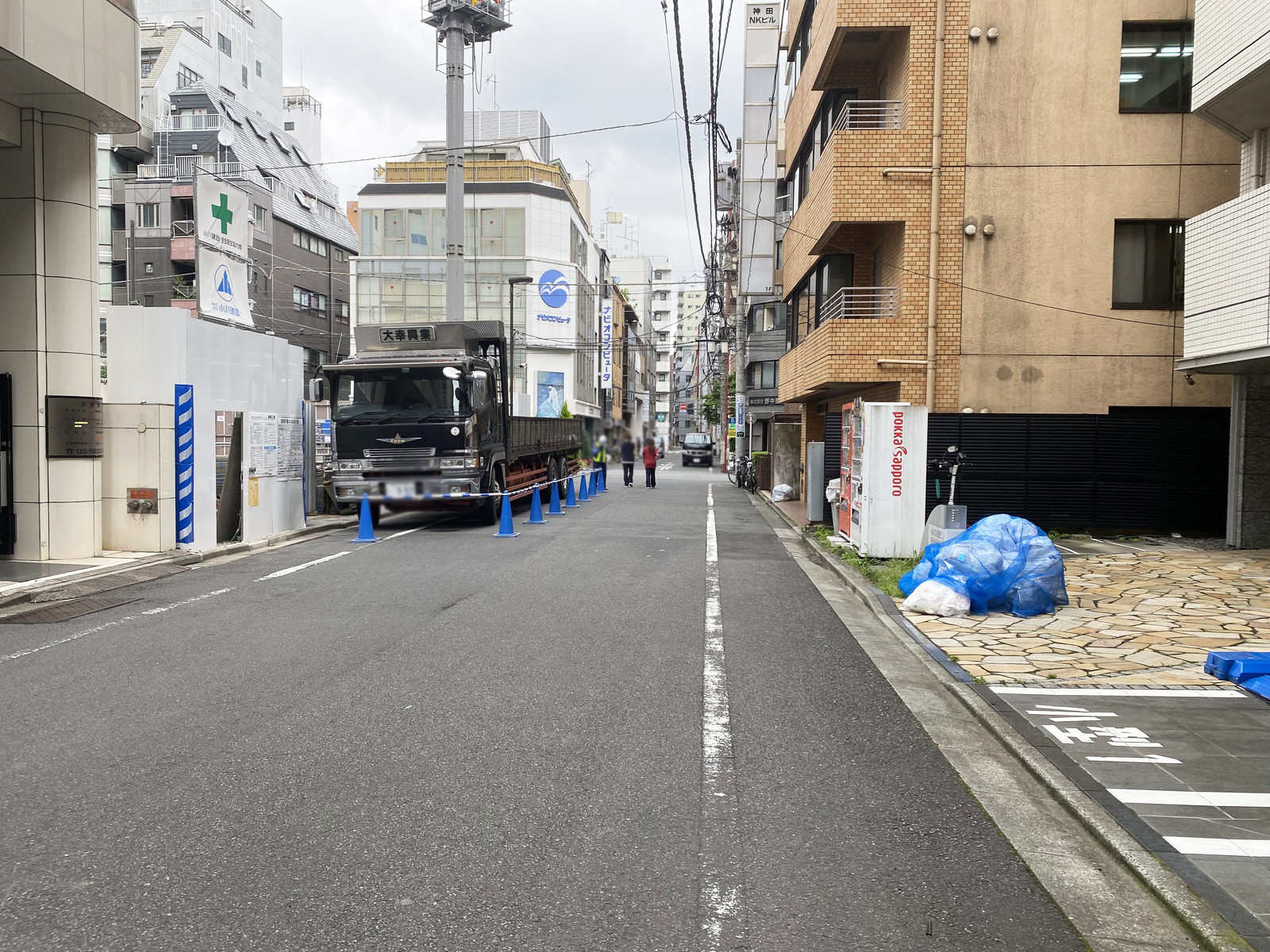 エヌエービル前面の通り